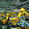 Ejemplo de robots industriales en línea de producción